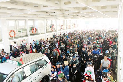 A traffic jam at Cat Lai ferry in Ho Chi Minh City. Many phone calls on traffic jam have been made to the hotline of HCMC Party Chief Dinh La Thang for the last couple of days (Photo: SGGP) A traffic jam at Cat Lai ferry in Ho Chi Minh City. Many phone calls on traffic jam have been made to the hotline of HCMC Party Chief Dinh La Thang for the last couple of days (Photo: SGGP)